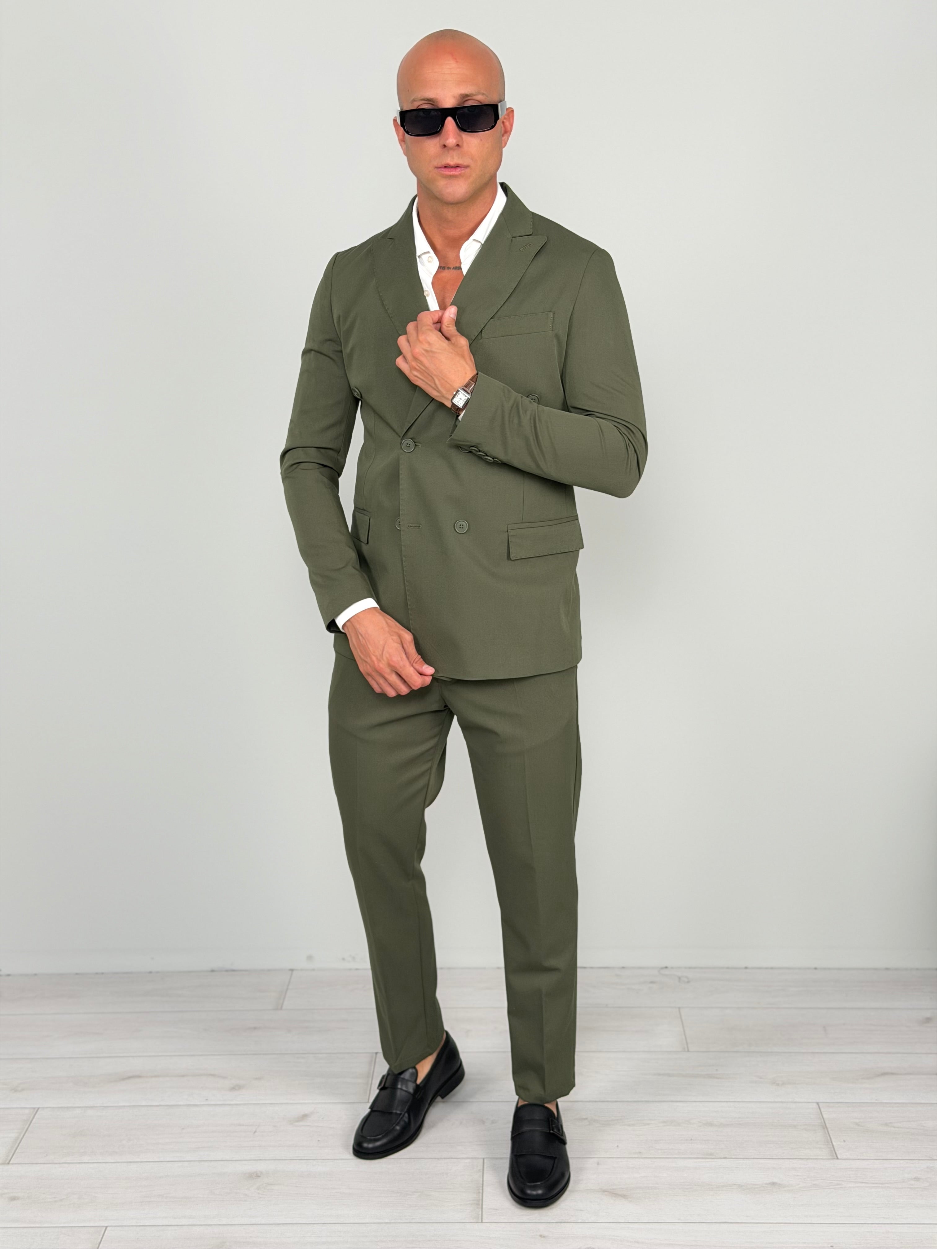 CLASSIC DOUBLE-BREASTED SUIT