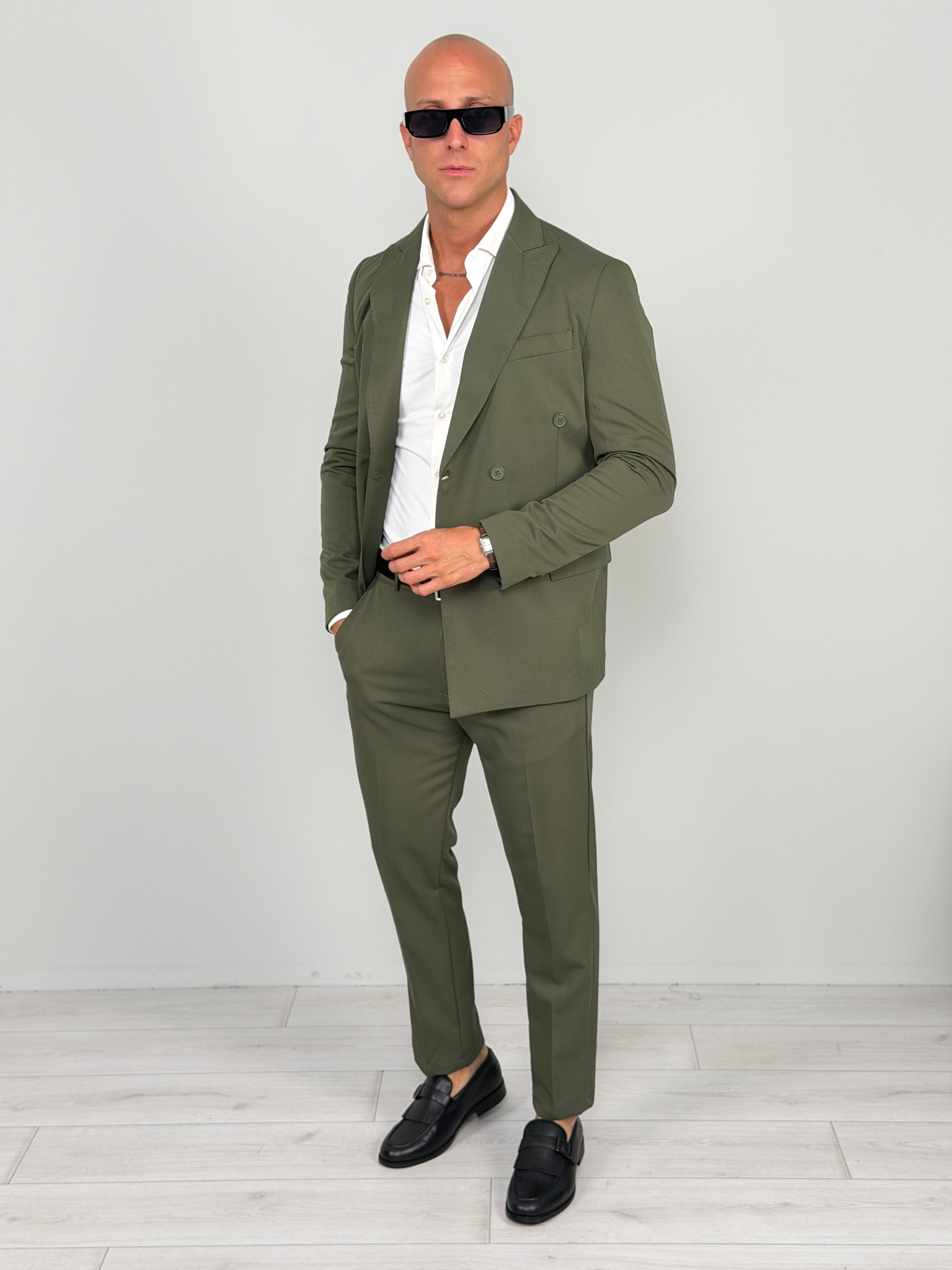 CLASSIC DOUBLE-BREASTED SUIT