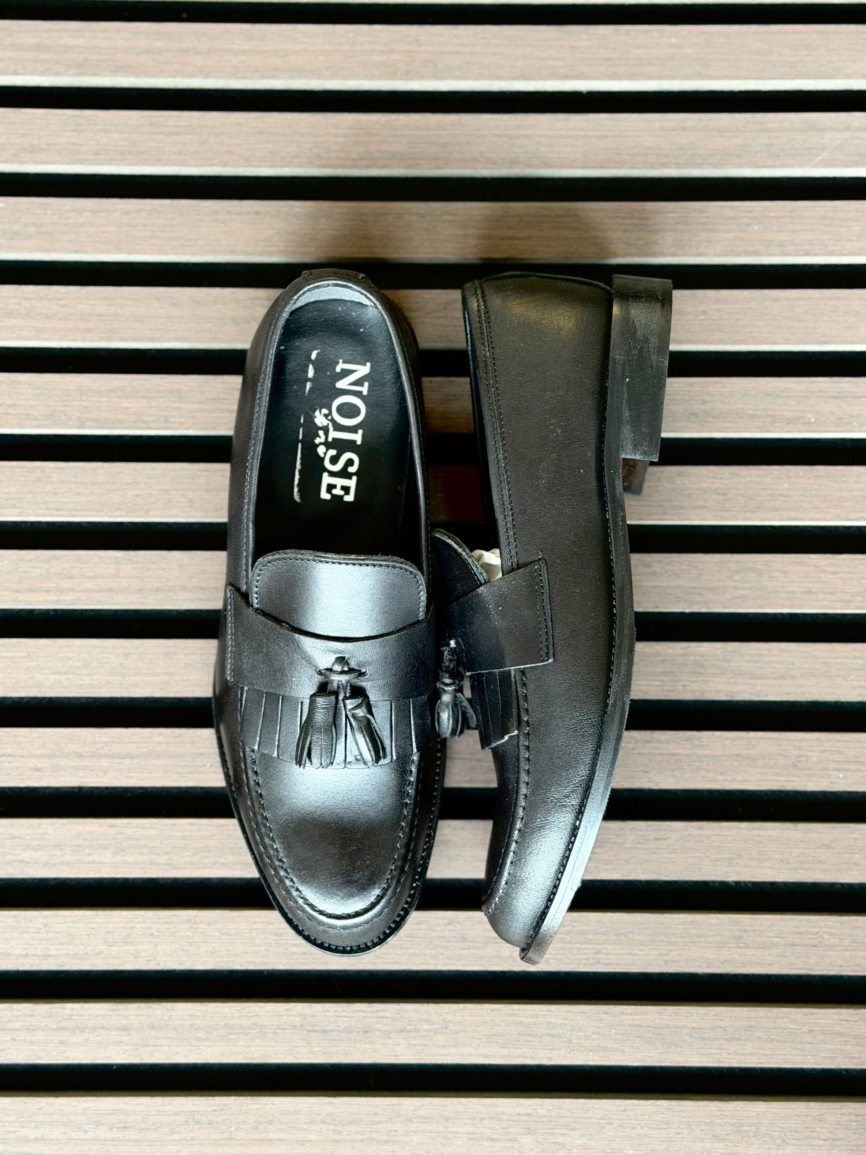 Mocasín de piel con borlas negro