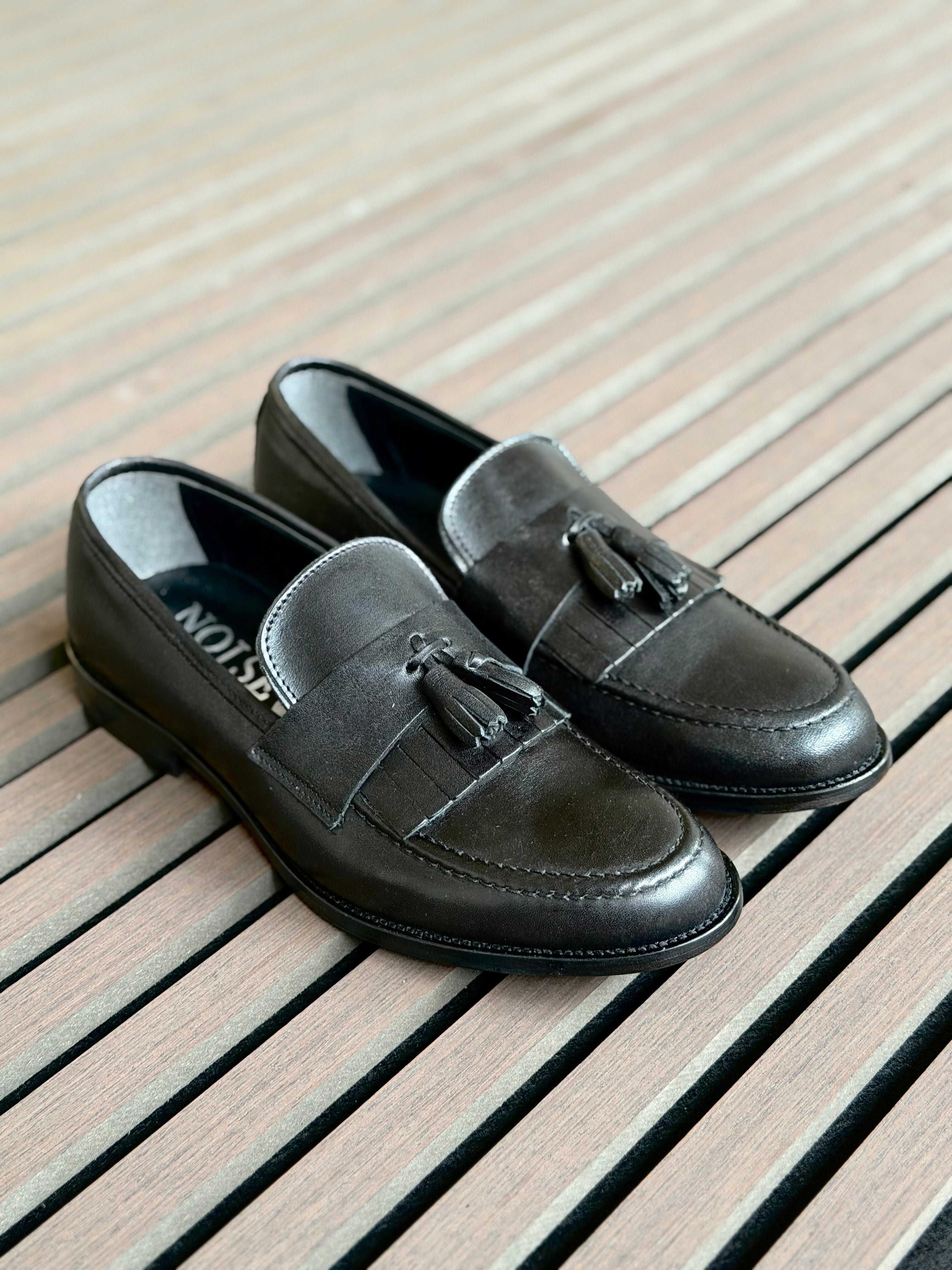 Mocasín de piel con borlas negro